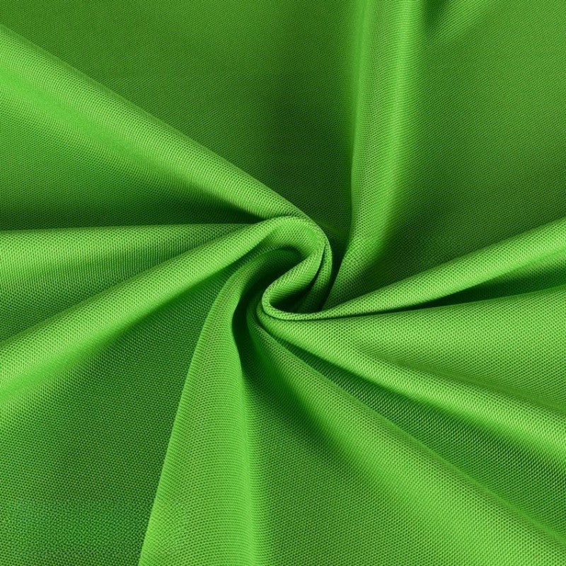 Gros plan sur le tissu piqué uni simple face au mètre de Longan Craft France, un fin piqué d'été pour les chemises à manches courtes DIY, torsadé en spirale pour mettre en valeur sa texture lisse et son motif de tissage délicat.