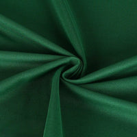 Gros plan sur le Tissu piqué uni simple face au mètre de Longan Craft France, qui présente une fine maille piqué d'été vert foncé avec une texture lisse arrangée en plis souples - idéal pour confectionner des chemises à manches courtes.