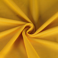 Gros plan sur le Tissu piqué uni simple face au mètre de Longan Craft France, montrant sa maille fine piqué d'été jaune vif, respirante, avec une texture subtile disposée en tourbillon - idéal pour coudre des chemises à manches courtes d'été.