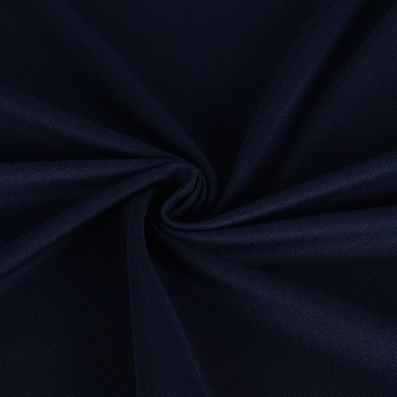 Gros plan sur le Tissu piqué uni simple face au mètre de Longan Craft France, un fin piqué d'été en polyester bleu marine foncé, froncé au centre avec de légers plis - idéal pour les chemises à manches courtes DIY.