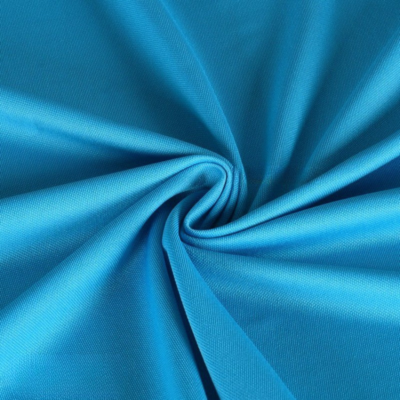 Gros plan sur le Tissu piqué uni simple face au mètre bleu vif de Longan Craft France, montrant des plis lisses et tourbillonnants et le fin tissage piqué maille, idéal pour les chemises d'été et les projets de couture de bricolage.