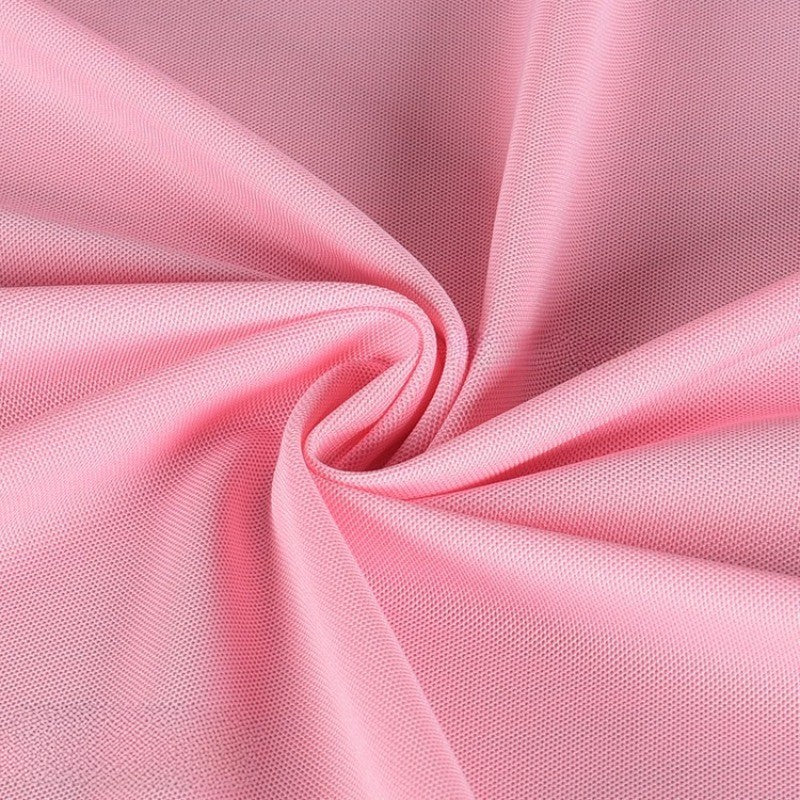 Gros plan sur Longan Craft France Tissu piqué uni simple face au mètre, une maille piqué fine d'été rose pâle, montrant sa texture délicate en mesh et ses plis torsadés, idéale pour chemises manches courtes à coudre DIY.