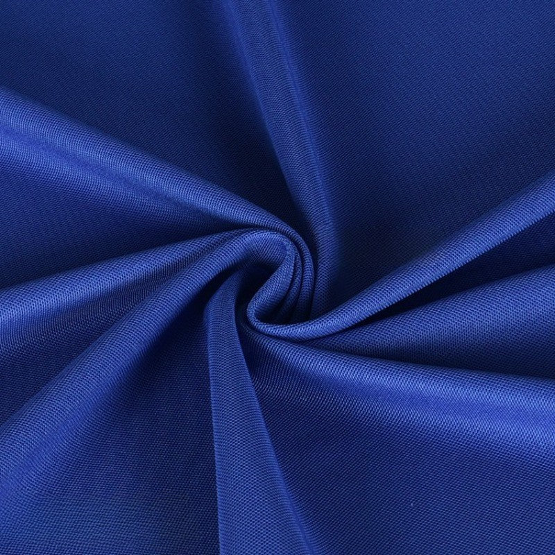 Gros plan sur un Tissu piqué uni simple face au mètre bleu roi de Longan Craft France, montrant la texture lisse et le tissage estival fin - idéal pour coudre des chemises à manches courtes et des projets de bricolage.