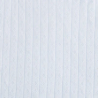 Le Tissu jersey pointelle coton simple face de Longan Craft France est un tissu de coton bleu clair à maille unique, avec des côtes verticales et des petites perforations en forme de losange, idéal pour confectionner des bodys et des pyjamas pour bébé.