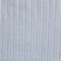 Gros plan sur le tissu Longan Craft France Tissu jersey pointelle coton simple face au mètre, un uni tricoté doux avec de délicates nervures verticales et des trous en losange - un tissu de bricolage idéal pour les bodys de bébé ou les pyjamas douillets.