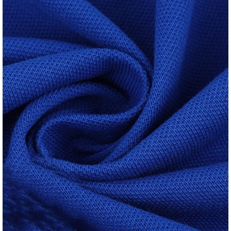 Gros plan sur le Tissu piqué motif œil d'oiseau à fil simple de Longan Craft France, torsadé pour mettre en valeur son tissage respirant unique - idéal pour les polos et T-shirts DIY de l'été.