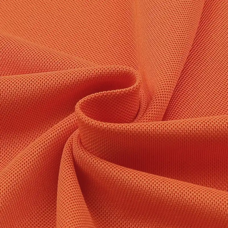 Gros plan sur le Tissu piqué motif œil d'oiseau à fil simple de Longan Craft France, montrant son tissage respirant, sa texture souple et ses plis doux - idéal pour les polos et les t-shirts d'été DIY.