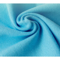 Gros plan sur le tissu piqué bleu clair motif œil d'oiseau à fil simple de Longan Craft France, qui présente un tissage finement texturé et un motif en spirale - idéal pour les polos et T-shirts d'été DIY respirants.