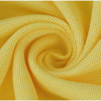 Gros plan sur le Tissu piqué motif œil d'oiseau à fil simple de Longan Craft France : ce tissu jaune respirant présente une torsion en spirale, avec le tissage caractéristique de l'œil d'oiseau créant de petits trous régulièrement espacés pour les polos et les T-shirts d'été.