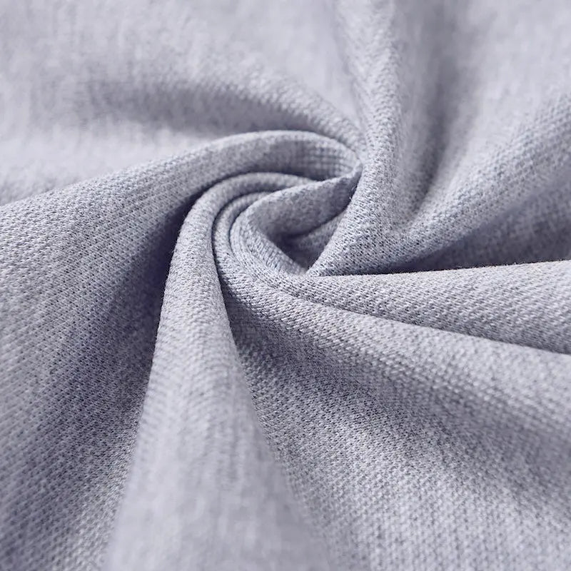 Gros plan sur le tissu piqué motif œil d'oiseau à fil simple de Longan Craft France, torsadé pour mettre en valeur sa maille respirante et sa souplesse, idéale pour les polos et T-shirts d'été DIY.