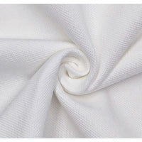 Gros plan sur le tissu piqué motif œil d'oiseau à fil simple au mètre de Longan Craft France, torsadé pour révéler la texture et le tissage respirant - un tissu de bricolage idéal pour les polos et les T-shirts d'été.