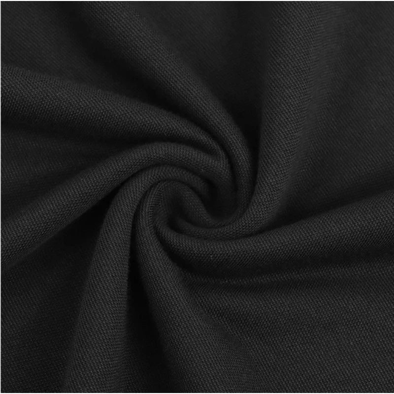 Gros plan sur le Tissu piqué motif œil d'oiseau à fil simple de Longan Craft France, montrant son tissage noir respirant, torsadé en spirale - idéal pour les polos et les T-shirts DIY de l'été.