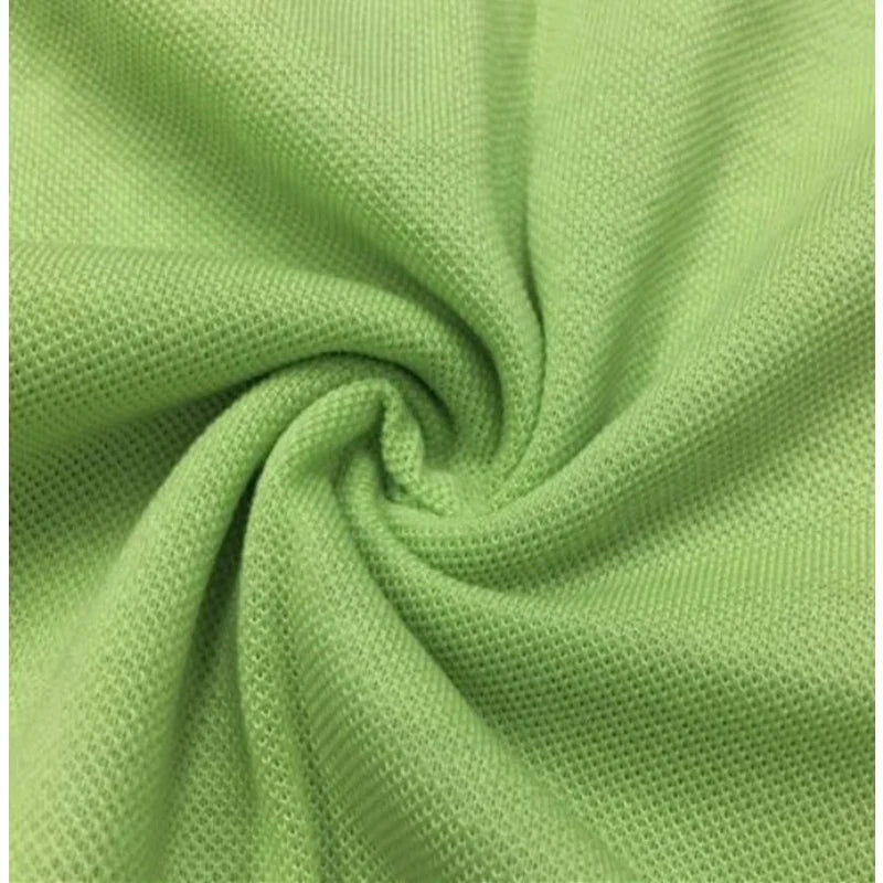 Un gros plan sur le tissu piqué motif œil d'oiseau à fil simple au mètre de Longan Craft France montre le tissage et la texture respirante de l'œil d'oiseau, idéal pour les polos et les T-shirts d'été DIY.