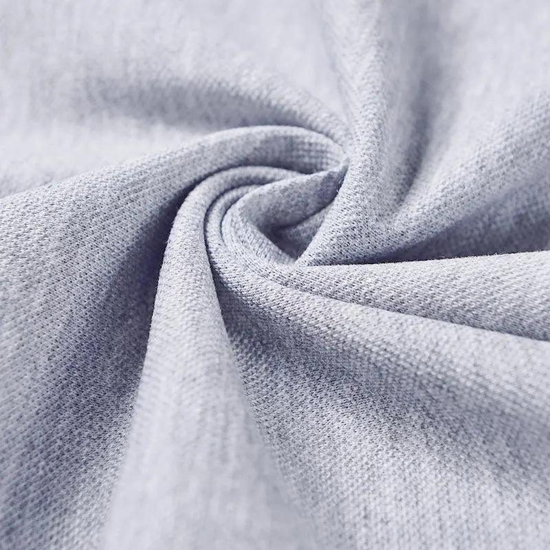 Gros plan sur le Tissu piqué motif œil d'oiseau à fil simple de Longan Craft France, torsadé pour révéler sa texture respirante et légèrement extensible - idéal pour les polos et T-shirts d'été DIY.