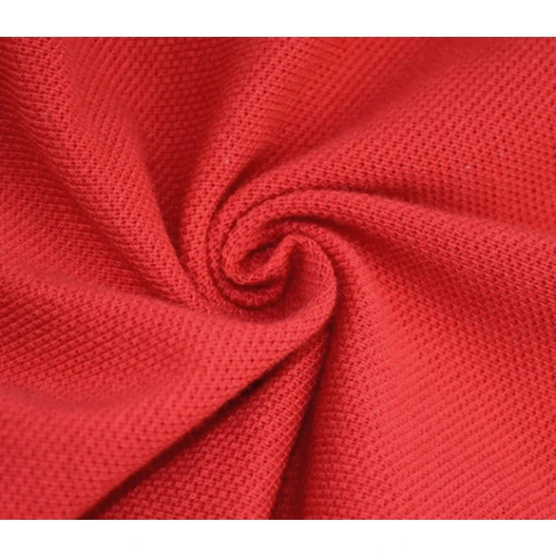 Gros plan sur le tissu piqué motif œil d'oiseau à fil simple de Longan Craft France, torsadé pour montrer son motif tricoté texturé et sa maille douce respirante - idéal pour les polos et les T-shirts DIY de l'été.