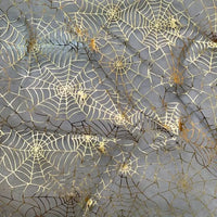 Le Longan Craft France Tissu organza toile d'araignée au mètre est un tissu d'Halloween transparent et coloré avec une toile d'araignée imprimée. Il est idéal pour les costumes effrayants, les tenues de scène ou les travaux manuels créatifs.