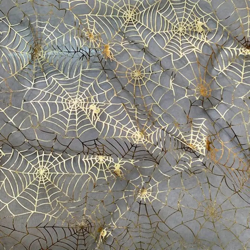 Le Longan Craft France Tissu organza toile d'araignée au mètre est un tissu d'Halloween transparent et coloré avec une toile d'araignée imprimée. Il est idéal pour les costumes effrayants, les tenues de scène ou les travaux manuels créatifs.