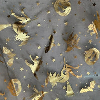 Tissu organza toile d'araignée au mètre de Longan Craft France : tissu Halloween transparent imprimé avec sorcières, chats noirs, chauves-souris, citrouilles et étoiles dorés sur fond gris. Idéal pour costumes ou déco, motifs espacés aléatoirement.