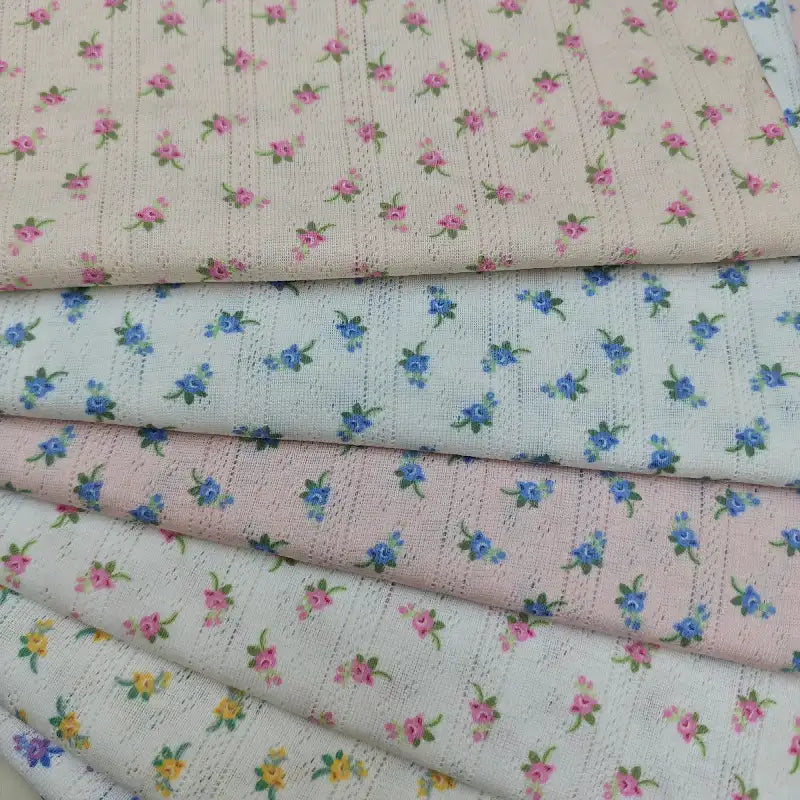 Cinq pièces de Longan Craft France tissu pointelle à petites fleurs au mètre, idéal pour des vêtements légers d'été-parfait pour coudre robes et vestes d'enfants aux motifs floraux sur fonds pastel.