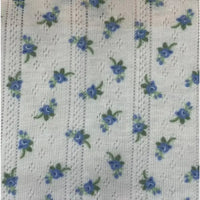 Tissu pointelle à petites fleurs au mètre de Longan Craft France : maille légère d'été, parfait pour la couture DIY de robes et vestes enfants, motif floral bleu et vert avec rayures façon dentelle.