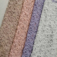Quatre pièces de Longan Craft France Dentelle extensible au mètre en beige, rose clair, lavande et blanc affichent de délicats motifs de dentelle florale - idéal pour la dentelle de mariage ou les projets de robes et de lingerie DIY.