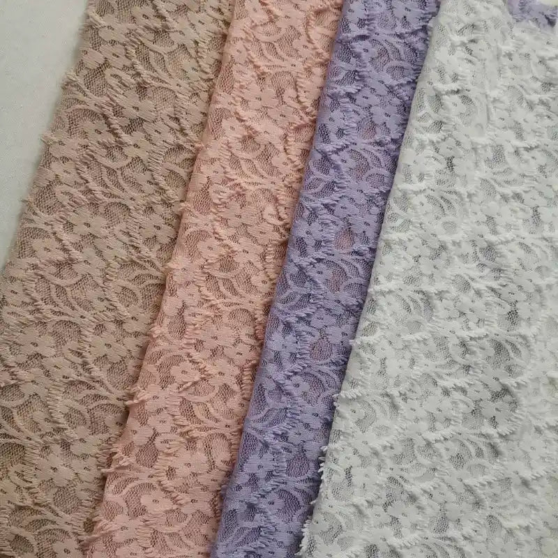 Quatre pièces de Longan Craft France Dentelle extensible au mètre en beige, rose clair, lavande et blanc affichent de délicats motifs de dentelle florale - idéal pour la dentelle de mariage ou les projets de robes et de lingerie DIY.