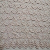 Gros plan sur la Dentelle extensible au mètre de Longan Craft France, qui présente une dentelle à frange florale complexe, parfaite pour les robes de mariée et la lingerie DIY.