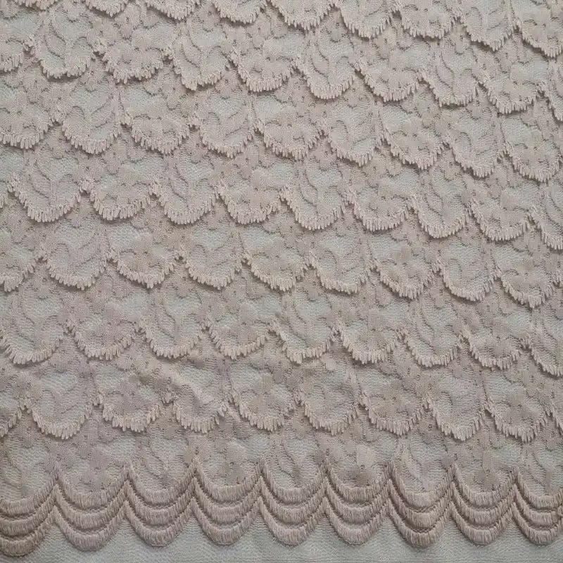 Gros plan sur la Dentelle extensible au mètre de Longan Craft France, qui présente une dentelle à frange florale complexe, parfaite pour les robes de mariée et la lingerie DIY.