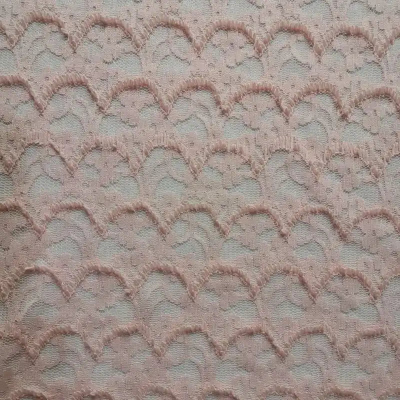 Gros plan sur la Dentelle extensible au mètre de Longan Craft France, un tissu de dentelle à franges florales idéal pour les robes et la lingerie DIY, mettant en valeur sa broderie détaillée et sa texture délicate.