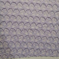 Un gros plan de la Dentelle extensible au mètre de Longan Craft France montre son tissu violet clair à motifs de coquilles Saint-Jacques avec des zones texturées, surélevées et plates pour un aspect 3D unique, parfait pour les robes et la lingerie DIY.
