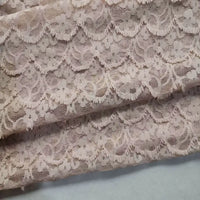 Gros plan sur la Dentelle extensible au mètre de Longan Craft France, qui met en valeur ses motifs de dentelle à franges florales et sa texture brodée délicate, parfaite pour les robes et la lingerie DIY.