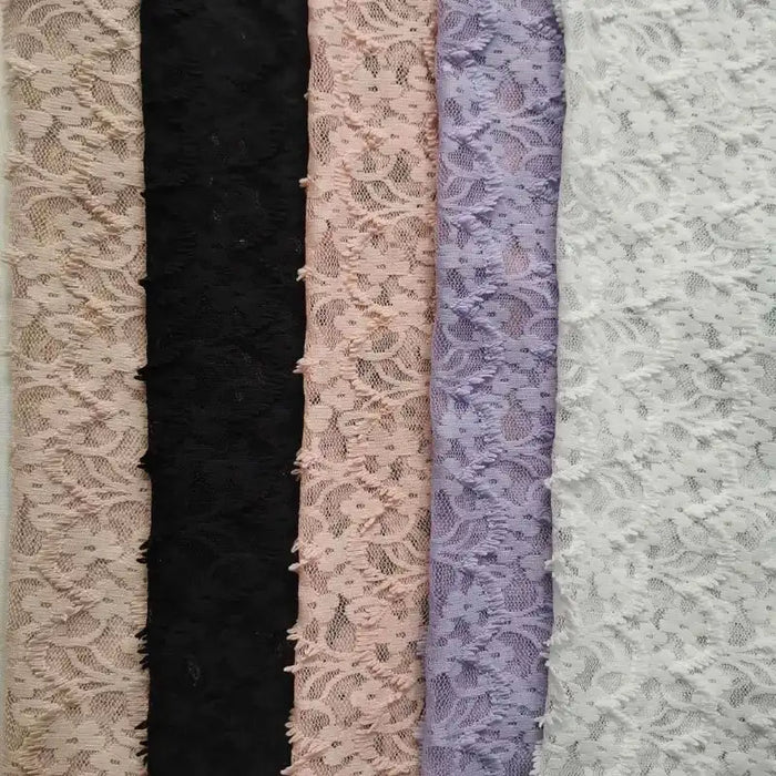 Cinq panneaux de dentelle extensible au mètre de Longan Craft France - beige, noir, rose pâle, lavande et blanc - sont disposés verticalement. Ils sont idéaux pour confectionner des peignoirs et de la lingerie avec une élégante dentelle florale frangée.