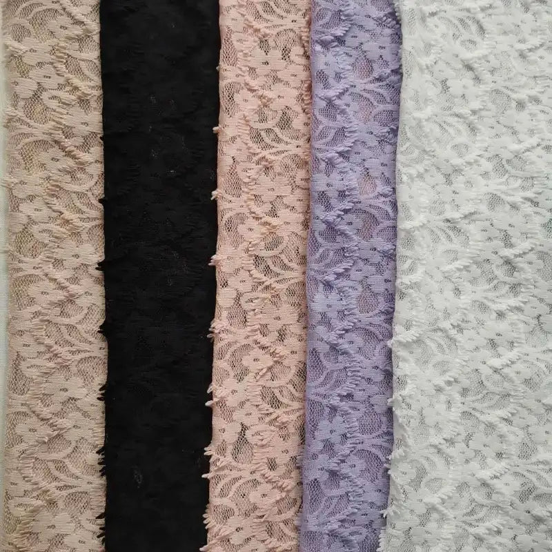Cinq panneaux de dentelle extensible au mètre de Longan Craft France - beige, noir, rose pâle, lavande et blanc - sont disposés verticalement. Ils sont idéaux pour confectionner des peignoirs et de la lingerie avec une élégante dentelle florale frangée.