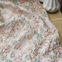 Découvrez le Tissu brocart floral à bulles douces au mètre de Longan Craft France, un tissu brocart embossé aux motifs floraux pastel rose, vert et or, idéal pour vêtements ou décoration intérieure élégante.