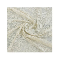 Le tissu dentelle burnout au mètre de Longan Craft France présente un imprimé floral blanc, idéal pour les robes et les hauts. Des motifs de feuillage complexes sont disposés en tourbillons pour mettre en valeur la matière texturée et délicate de la dentelle.