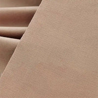 Gros plan sur le tissu velours côtelé uni 21 côtes au mètre de Longan Craft France, montrant de fines stries verticales et une texture douce sur les deux faces - le velours côtelé idéal pour des vêtements confortables.