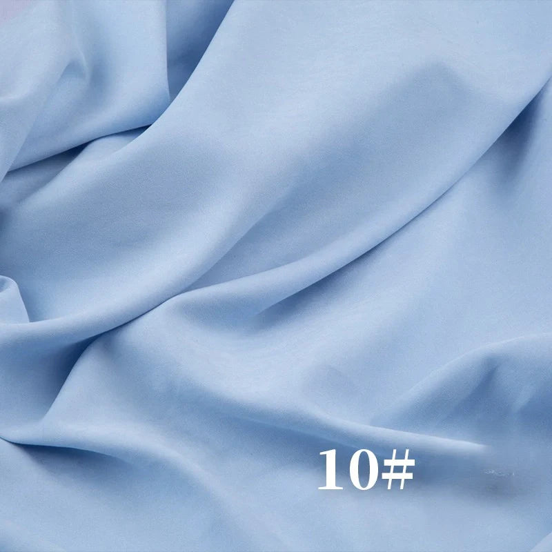 Microsuède bleu clair en peau de pêche uni mi-épais de Longan Craft France, avec une texture brossée veloutée et des plis doux. Idéal pour les robes. Le chiffre "10#" apparaît en blanc dans le coin inférieur droit de l'image.