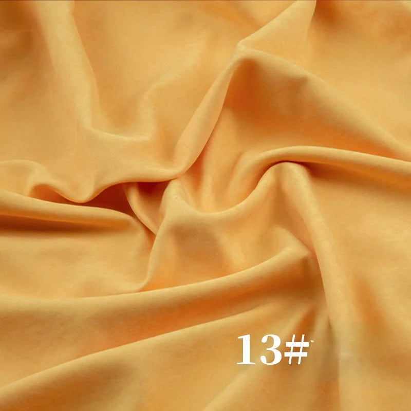 Gros plan sur le doux tissu Microsuède polyester peau de pêche uni de Longan Craft France, mi-épais à texture veloutée, idéal pour robes. Le coloris pêche présente des plis. Le numéro "13#" apparaît en blanc en bas à droite.