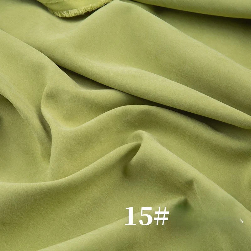 Gros plan sur la peau de pêche Microsuède polyester uni mi-épais vert clair de Longan Craft France, montrant sa texture brossée veloutée avec des plis doux. Le chiffre "15#" apparaît en blanc en bas au centre.