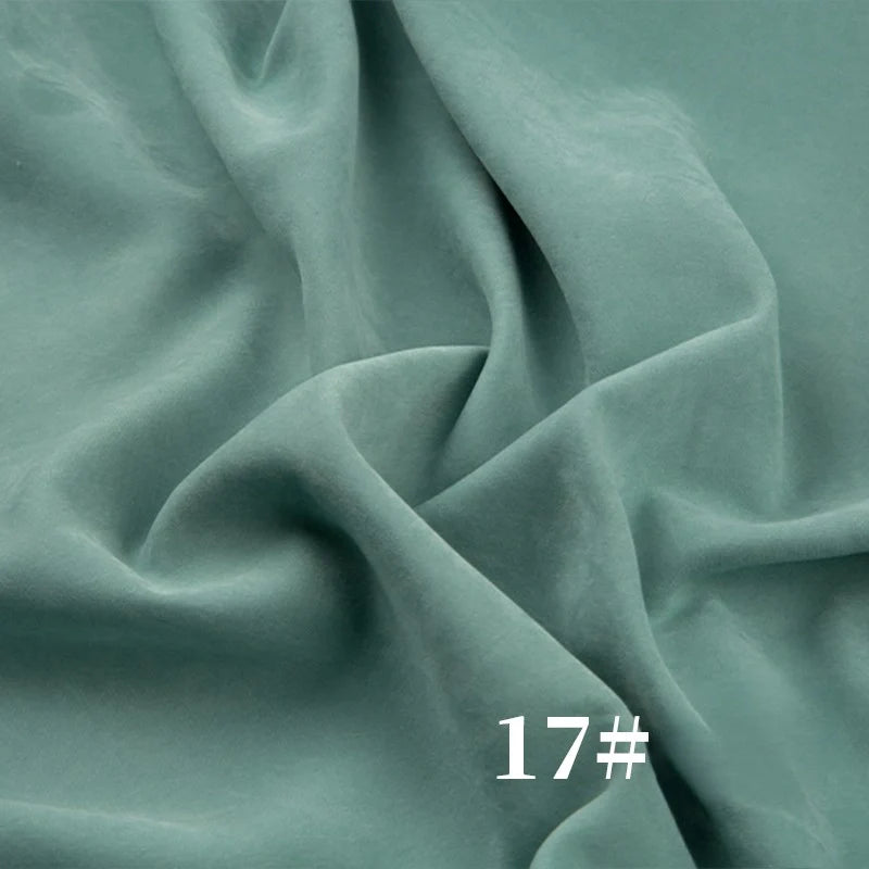 Gros plan sur la peau de pêche Microsuède polyester uni mi-épais de Longan Craft France, montrant sa texture brossée veloutée et ses plis doux. Le chiffre "17#" apparaît en blanc dans le coin inférieur droit.