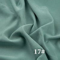 Gros plan sur la peau de pêche Microsuède polyester uni mi-épais de Longan Craft France, montrant sa texture brossée veloutée et ses plis doux. Le chiffre "17#" apparaît en blanc dans le coin inférieur droit.