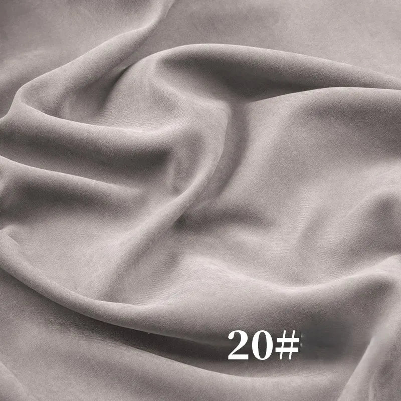 Gros plan sur le microsuède polyester peau de pêche uni mi-épais de Longan Craft France, un tissu brossé doux et velouté gris clair, idéal pour les robes. Le chiffre "20#" apparaît en blanc dans le coin inférieur droit.
