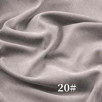 Gros plan sur le microsuède polyester peau de pêche uni mi-épais de Longan Craft France, un tissu brossé doux et velouté gris clair, idéal pour les robes. Le chiffre "20#" apparaît en blanc dans le coin inférieur droit.
