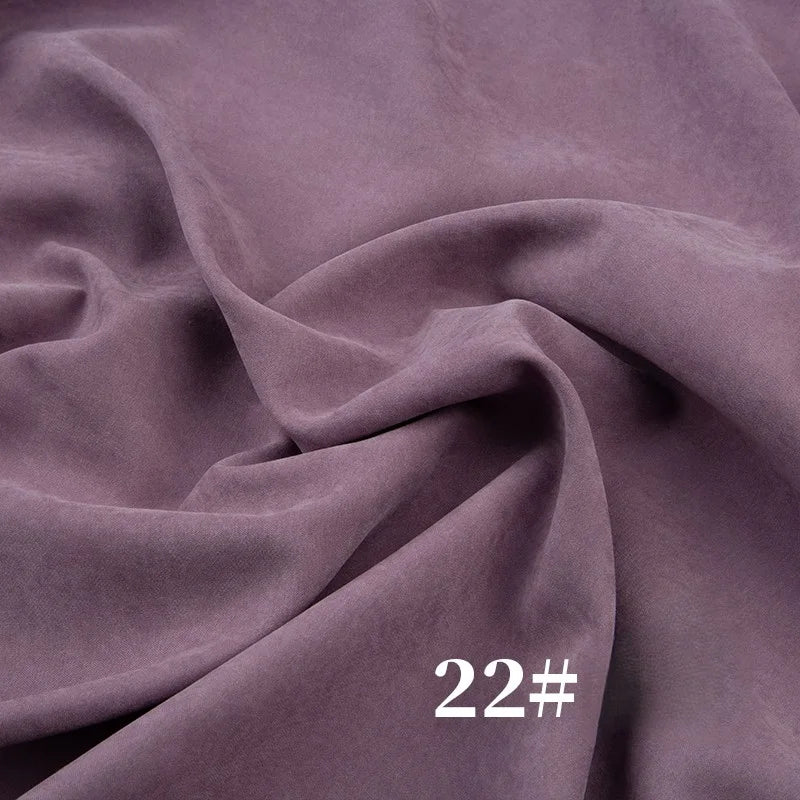 Un gros plan du tissu peau de pêche polyester uni mi-épais de Longan Craft France montre une texture veloutée, douce et violette, avec des plis délicats. Le numéro "22#" apparaît en blanc dans le coin inférieur droit.