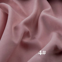 Un gros plan du tissu microsuède polyester peau de pêche uni mi-épais de Longan Craft France montre sa texture douce et veloutée en rose clair avec des plis visibles et le nombre "4#" imprimé en blanc dans le coin inférieur droit.