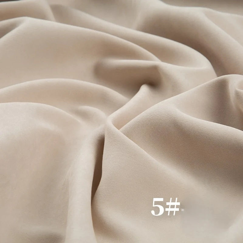 Gros plan sur le microsuède polyester peau de pêche uni mi-épais de Longan Craft France, montrant sa texture brossée beige clair et veloutée avec des plis doux et la mention "5#" en blanc en bas à droite. Idéal pour la couture.