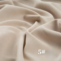 Gros plan sur le microsuède polyester peau de pêche uni mi-épais de Longan Craft France, montrant sa texture brossée beige clair et veloutée avec des plis doux et la mention "5#" en blanc en bas à droite. Idéal pour la couture.