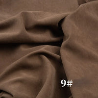 Un gros plan de Longan Craft France Microsuède polyester peau de pêche uni mi-épais montre un tissu brossé brun à texture veloutée, drapé et plié, avec le numéro "9#" imprimé en blanc en bas à droite. Idéal pour robes.