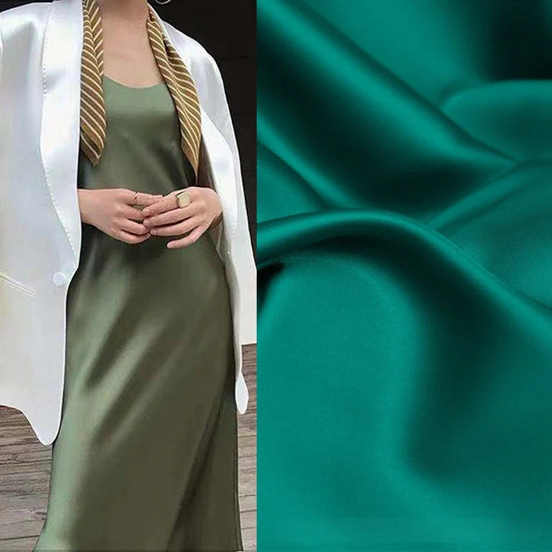 Une personne porte une robe de chambre vert olive avec un blazer blanc et un foulard rayé. À droite, un gros plan du Tissu satin charmeuse uni au mètre de Longan Craft France montre sa texture lisse et brillante, idéale pour les robes élégantes ou de soirée.
