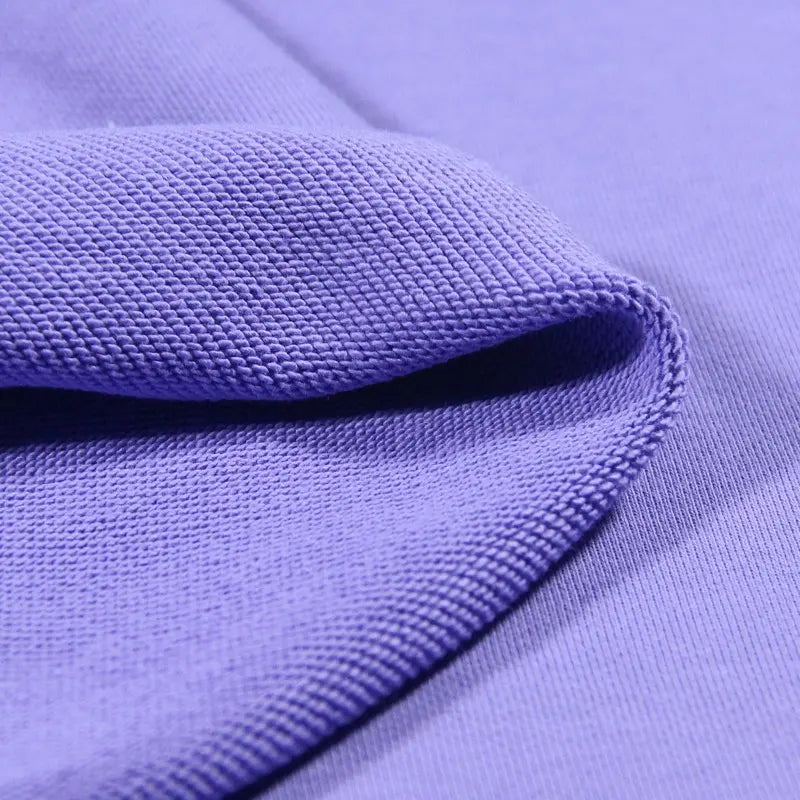 Gros plan sur le tissu violet texturé Tissu French Terry en coton uni au mètre de Longan Craft France, mettant en valeur son tissage épais, idéal pour les sweatshirts et les sweat-shirts à capuche.